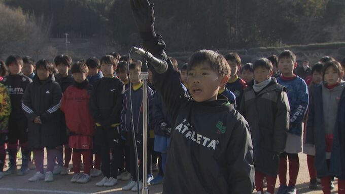 “サン・リフォーム杯サッカー大会”「スポーツを通じて子どもたちを応援」寒空の下 小学生が熱戦繰り広げる|TBS NEWS DIG