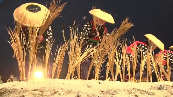 五穀豊穣祈り雪の田んぼに稲わら植える　「全日本農はだてのつどい」　岩手・奥州市|TBS NEWS DIG