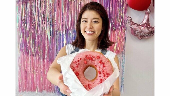 【 神田愛花 】　巨大ドーナツと２ショット　「とにかく大きくて美味しくて、大好きなThe AMERICAって感じでした」　ファン反響「ドーナツ大きい　顔ぐらいある」「アメリカのドーナツでかっ」|TBS NEWS DIG