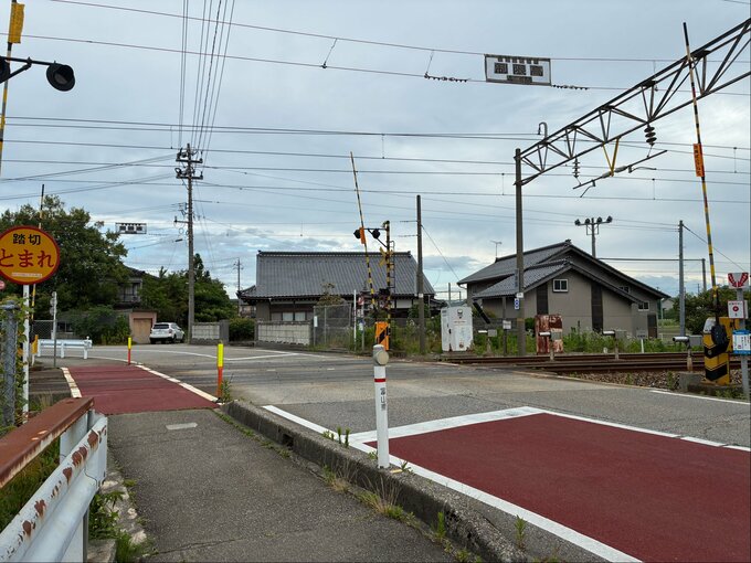 児童31人乗せたスクールバスが踏切内で立ち往生…貨物列車は約400メートル手前で緊急停止　児童と運転士にけがなし　富山|TBS NEWS DIG