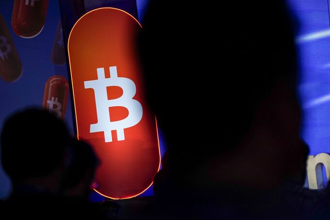 ビットコインが年初来の上げ帳消し､最高値から1カ月－リスク回避鮮明