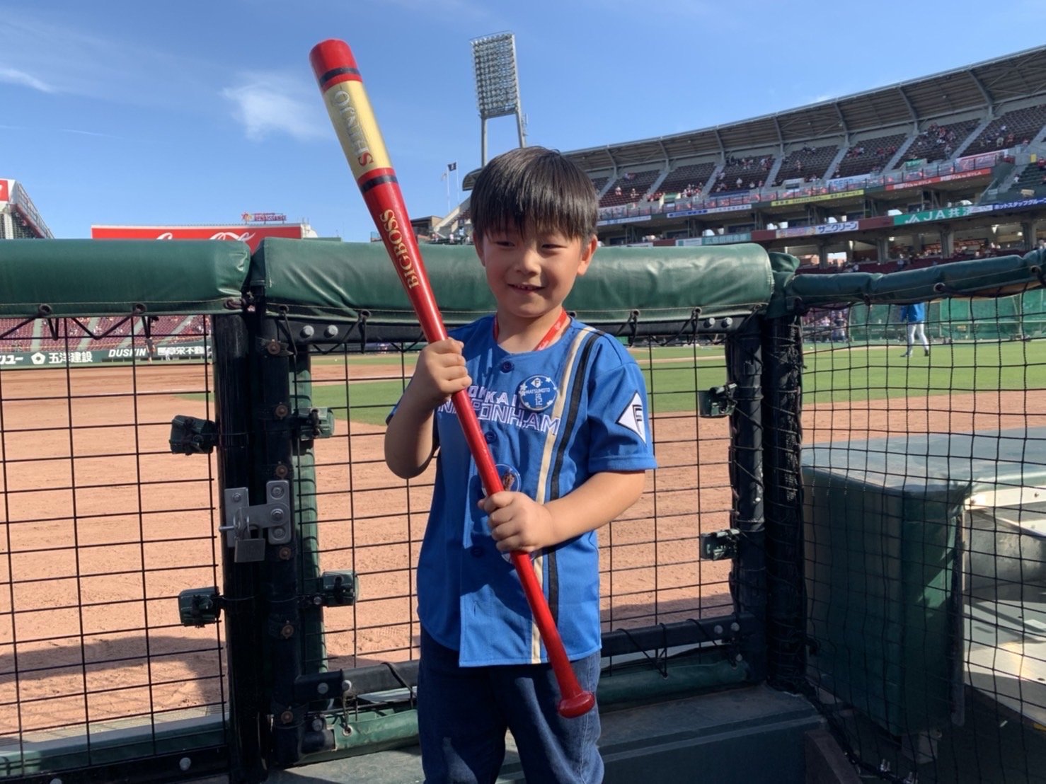 ボールください 広島っ子 6 に新庄ビッグボスが神対応 カープファンの母は大興奮 記者対応を中断してプレゼントしたのは Rcc News 広島ニュース Rcc中国放送