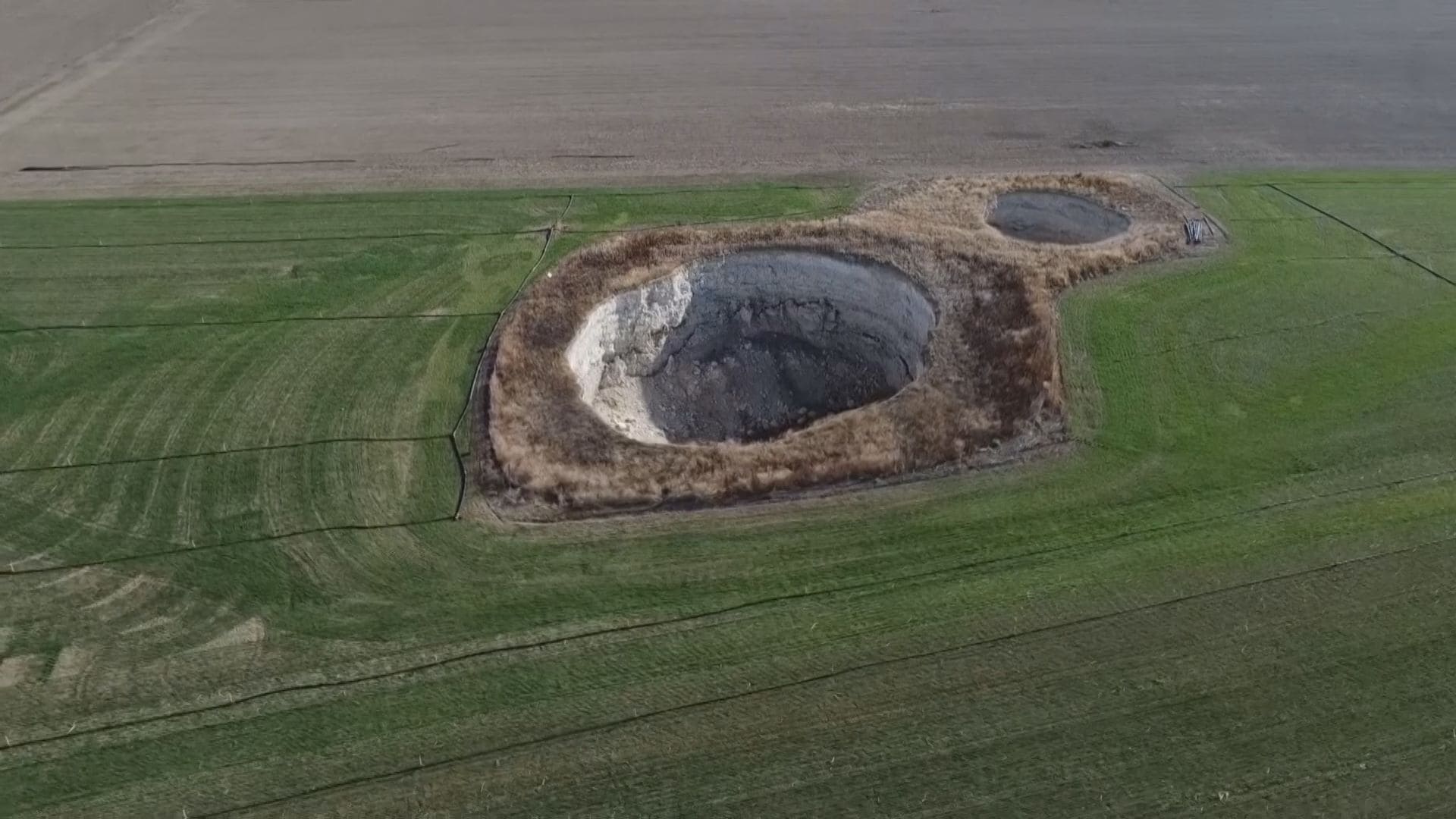 トルコ トルコ 農業地帯に巨大な陥没穴が出現 約700か所 雨不足など影響か