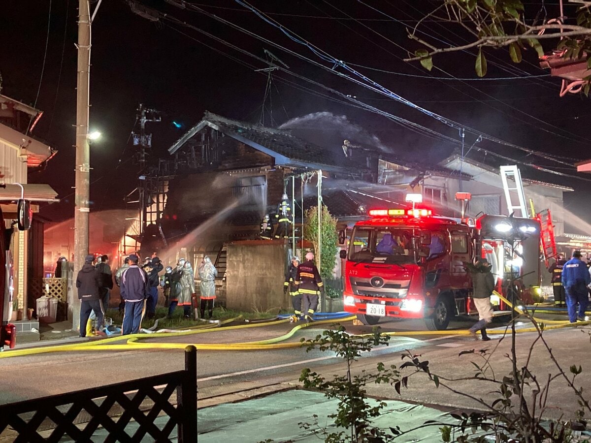 建物から火が出ている」深夜の住宅街で火事 消防が活動中 富山・入善町