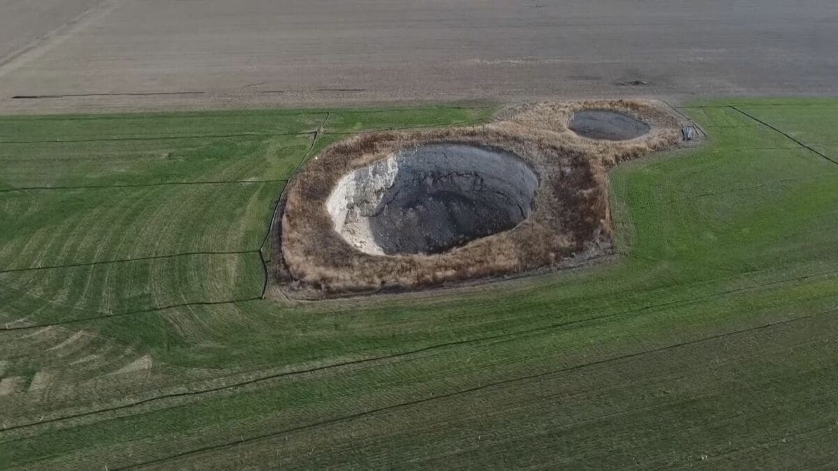 トルコ 農業地帯に巨大な陥没穴が出現 約700か所 雨不足など影響か