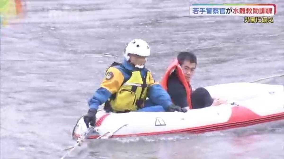 雨中の訓練 若手警察官が水難救助の技術を学ぶ 山口県光市 | 山口の