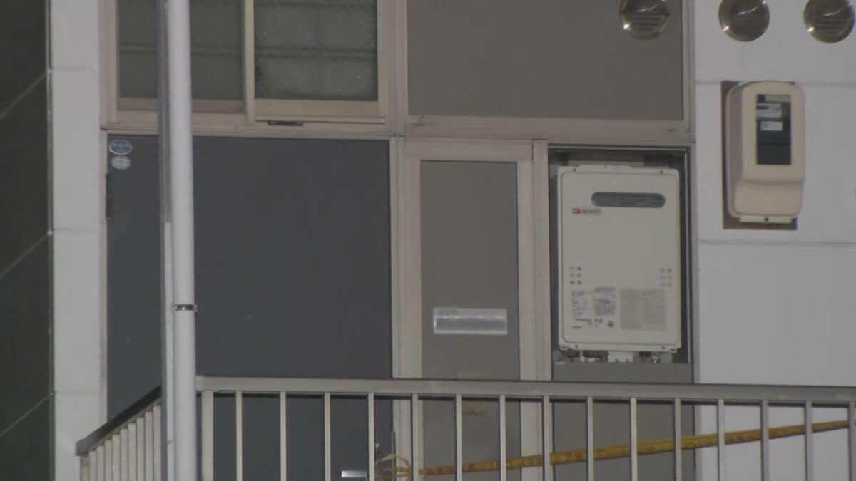 「助けて」と女性の声で通報　アパートで女性が血を流して死亡　首や腹に刺し傷　一緒にいた知人男性も死亡　愛知・豊川市