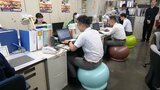 デスクワーク 椅子ではなくバランスボールで 市役所で実証実験 転ばない体めざす | 福岡のニュース|RKB NEWS|RKB毎日放送