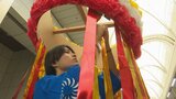 甲府銀座通りの七夕祭りに向けて専門学校生がアーケード街を飾り付け|TBS NEWS DIG