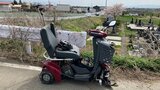 【現場画像】現場には破損したシニアカーが...十字路交差点で軽乗用車とシニアカーが衝突　90代男性死亡（山形・東根市）　|　山形のニュース│TUYテレビユー山形