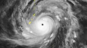 【台風4号情報　13日午後7時過ぎ更新】“台風の目”くっきり…　大型で猛烈な勢力にまで発達の“春の台風”　ゆっくり北上中　最大瞬間風速85m/s・中心気圧905hPa　最新進路予想や日本への影響は？　雨・風シミュレーション|TBS NEWS DIG