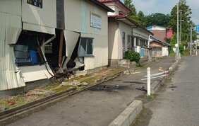 乗用車が民家の納屋に突っ込む事故　運転していた中年男性が意識不明で病院に搬送される　宮城・加美町|TBS NEWS DIG