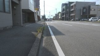 横断中の83歳女性が乗用車にはねられ死亡 大泉駅近くの見通し良い県道 横断歩道なし 富山 | 富山のニュース|天気・防災|チューリップテレビ