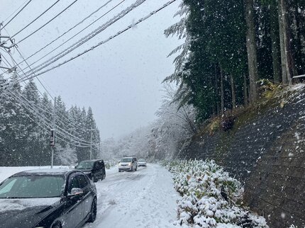 ノーマルタイヤ… こんなことになるとは。助けてください」山地で積雪