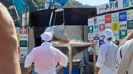 直径6.5メートルの『大鍋』使う『日本一の芋煮会フェスティバル』 約3