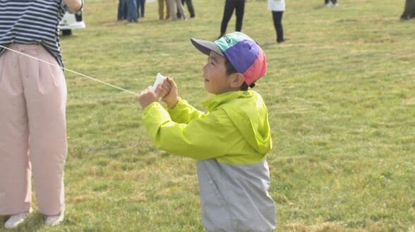 札幌でスカイスポーツのイベント「楽しかった」子どもたちが凧あげなどに目を輝かせ…札幌市手稲区・前田森林公園　|　北海道のニュース｜HBC北海道放送