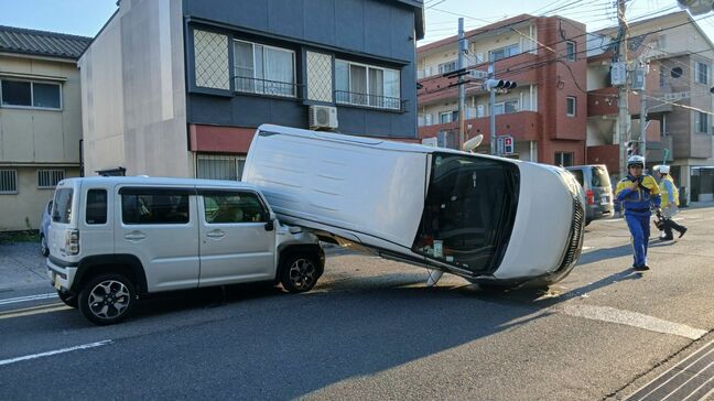 「ガチャーンと大きな音が」車3台が絡む事故 車1台が横転 女性1人を搬送 鹿児島|TBS NEWS DIG