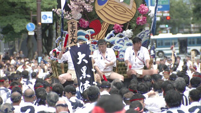 舁き山笠が期間中唯一天神地区に入る「集団山笠見せ」政財界の関係者が台上がり|TBS NEWS DIG