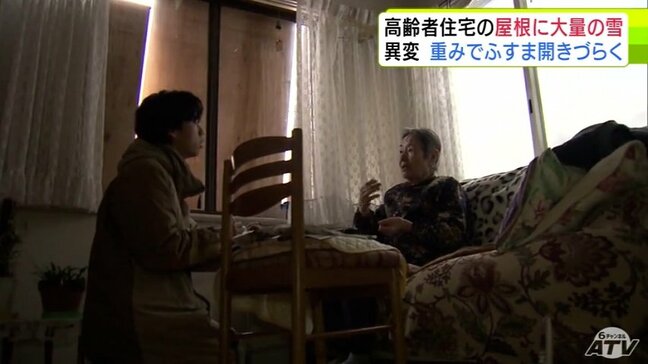 「心細くて怖い…いつどういうことがあるか…」困難を極める高齢者の一人暮らし 自宅を埋め尽くすほどの雪などで薄暗くなった1階 「ふすま」は雪の重みで開きづらく… “災害級”記録的な豪雪の青森市|TBS NEWS DIG