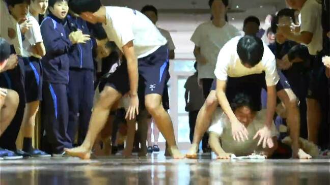 全寮制の楠隼中学校・高校で「寮マッチ」名物の雑巾リレーで大盛り上がり　鹿児島|TBS NEWS DIG