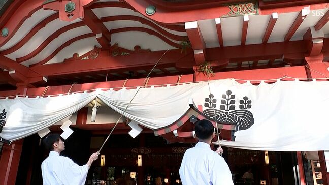 長さ4メートルほどの竹を使って神社の本殿のすす払い 迎春準備進む=静岡・熱海 来宮神社|TBS NEWS DIG