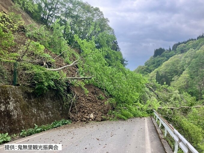 道路の土砂を取り除こうとしたら…約20分後には大規模な土砂崩れが発生　ミズバショウ見頃の「奥裾花自然園」に通じる林道で土砂崩落　全面通行止め|TBS NEWS DIG