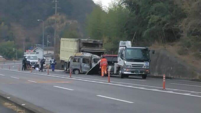 【速報】さぬき市の県道で車2台が衝突し炎上　ワゴン車から1人の遺体　約3時間後に鎮火|TBS NEWS DIG