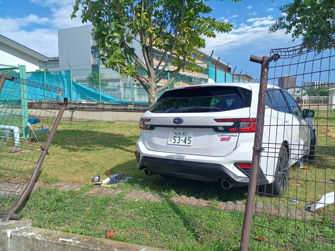 【速報】高砂小学校敷地内のフェンスに乗用車突っ込む　児童にけがなし　運転の高齢男性は頭を打つけが　仙台・宮城野区　|TBS NEWS DIG