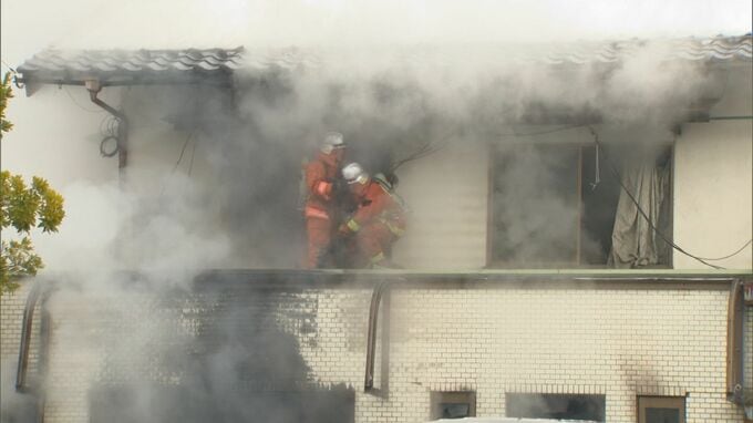 祝日の住宅街が騒然「家内がお父さん火事だよって。向かいの方だよって」店舗兼住宅が全焼　家主の女性を救急搬送…気道熱傷の疑い|TBS NEWS DIG