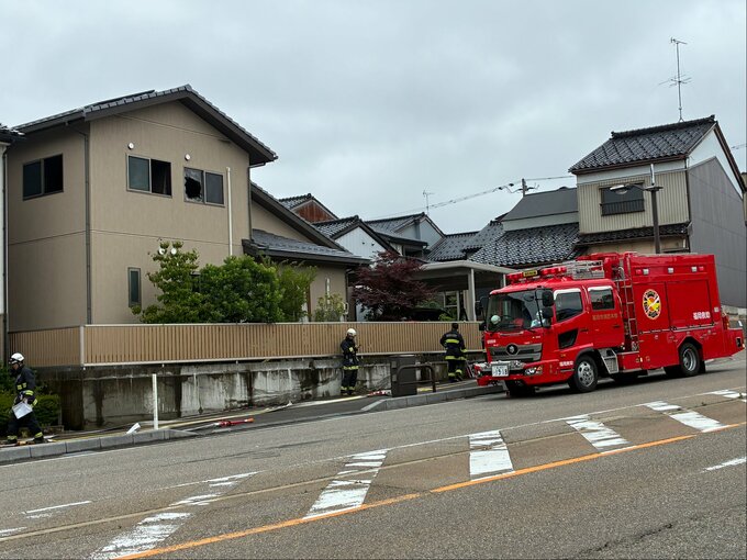 【火事】高岡市白金町「２階部分から煙が上がっている」と通報　8日正午過ぎ　富山・高岡市　|　富山のニュース｜天気・防災｜チューリップテレビ