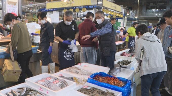 「市民の台所」としてのにぎわい取り戻す　唐戸市場で“新鮮活魚　唐戸朝市”定期開催　山口・下関　|　山口のニュース・天気・防災｜tys NEWS｜ｔｙｓテレビ山口