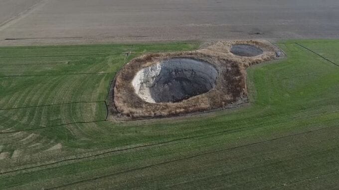 トルコ　農業地帯に巨大な陥没穴が出現 約700か所　雨不足など影響か