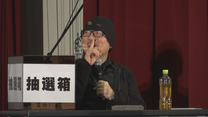 名探偵コナン作者・青山剛昌さん、地元で紅白歌合戦裏話も披露「（aikoさんに）麻酔銃撃たれて『カクっ』てやったんだけど撮られてなかったのが残念」　コナン巨大イラスト「生放送で描けるよって言ったんだけど、さすがにそれはなかった」　|　BSSニュース | BSS山陰放送