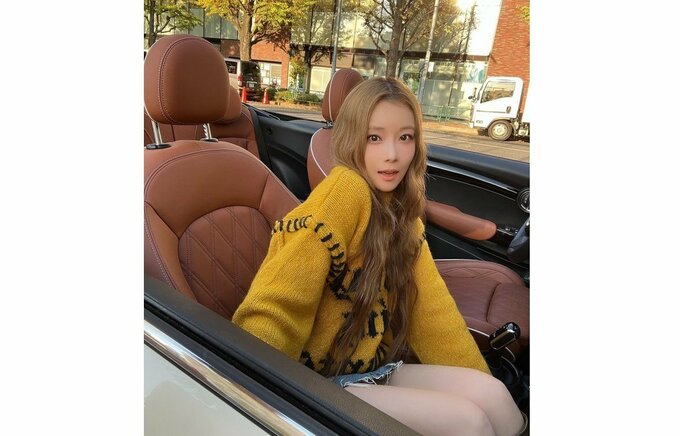 【重盛さと美】愛車の屋根を開けてミニスカ姿を披露　笑顔やぷく顔、変顔など15枚を公開|TBS NEWS DIG