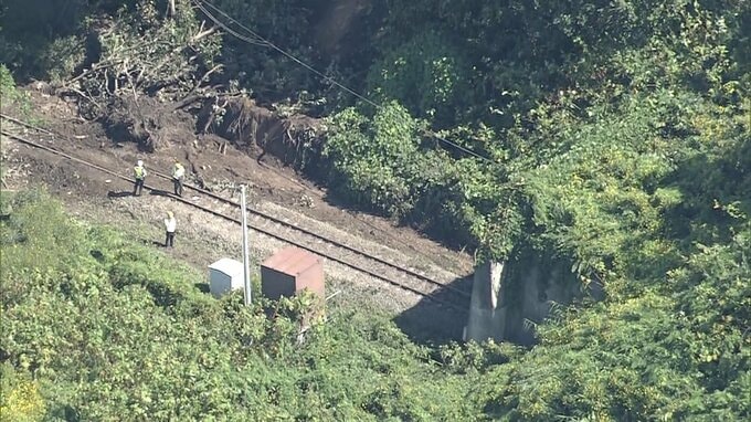 大雨の影響で土砂流入や倒木が確認されたJR室蘭線の現場