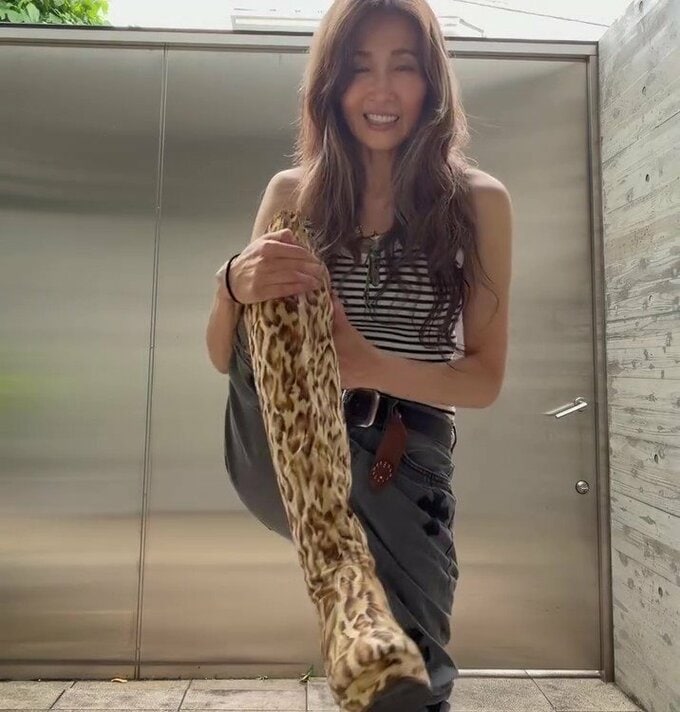 【 工藤静香 】32年前の衣装のブーツ姿を披露「無理矢理履きました」「入れるのに腰壊すかと思った。アーッ！みたいな」|TBS NEWS DIG