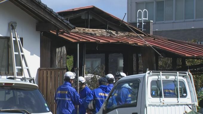 出雲市立総合医療センターのすぐ近く…民家1棟全焼・隣接する木造アパート半焼する火災で騒然　火元の家の高齢男性をやけどで救急搬送|TBS NEWS DIG