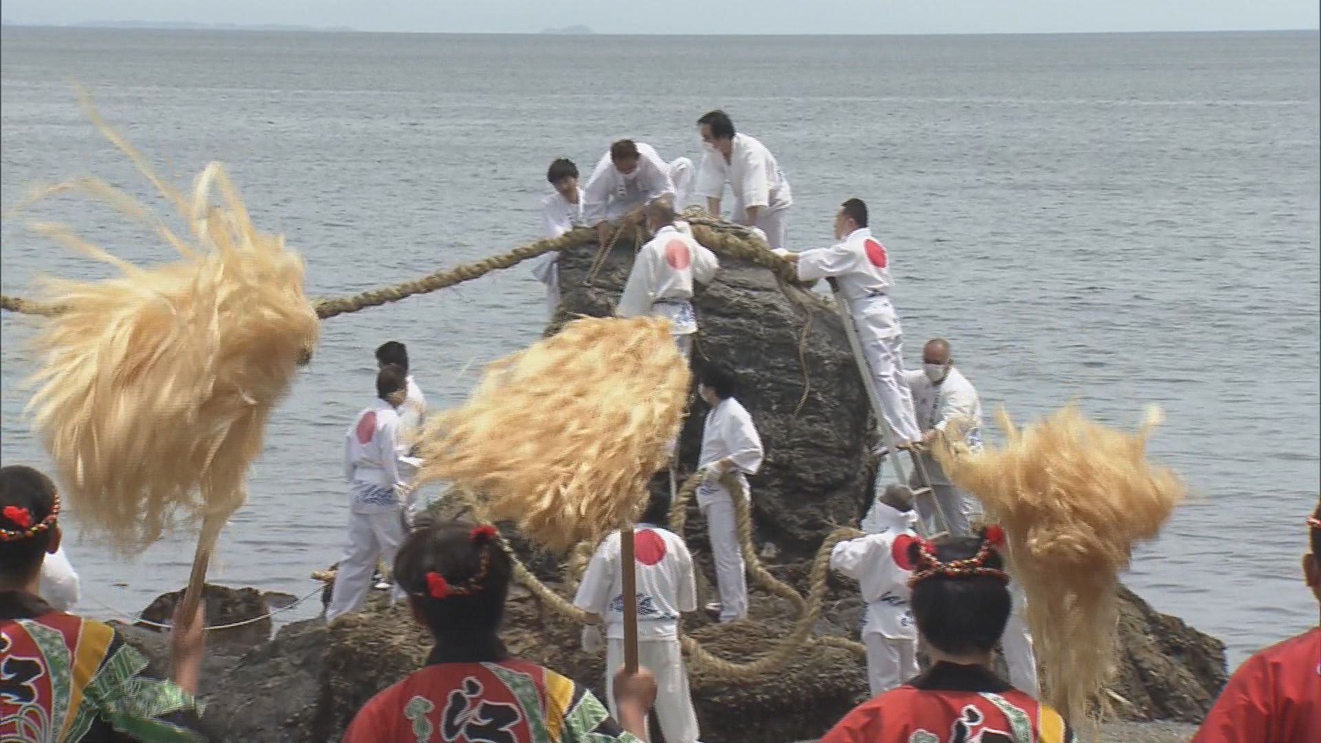 夫婦岩で長さ35メートルの大しめ縄を張り替え 三重県伊勢市の二見興玉
