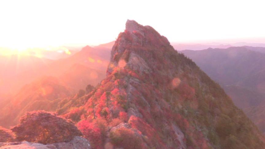 秋色に染まる霊峰 西日本最高峰・石鎚山の山頂付近で紅葉見ごろ | 愛媛