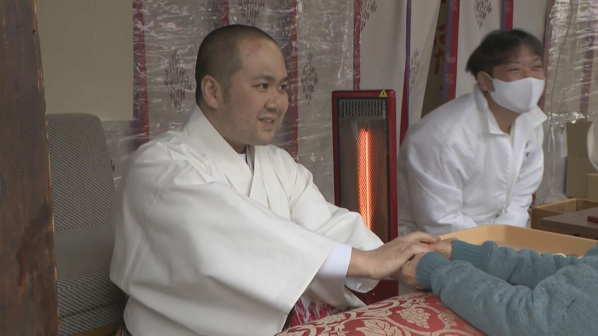 「触れなかったので感激」 神男も姿見せ参拝者と握手 国府宮はだか祭から一夜明け大鏡餅切り分け 「無病息災」願い多くの人 TBS NEWS DIG