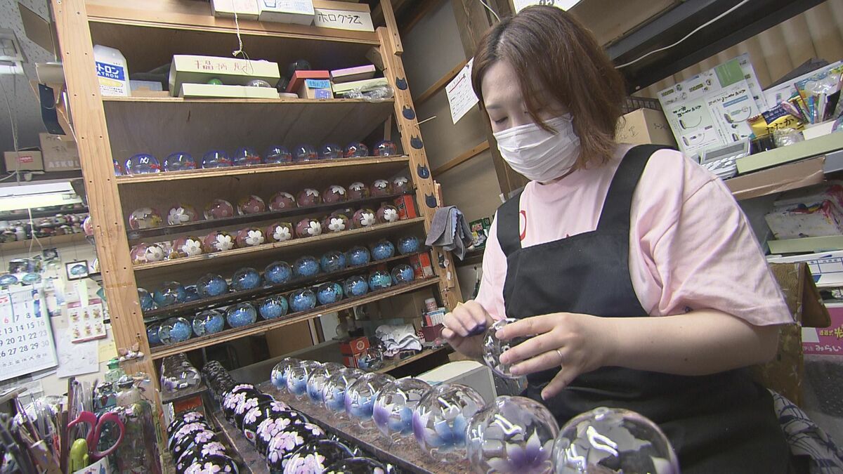 目と耳で涼しさを」風鈴の絵付け最盛期 海外輸出も増加 福島・喜多方市
