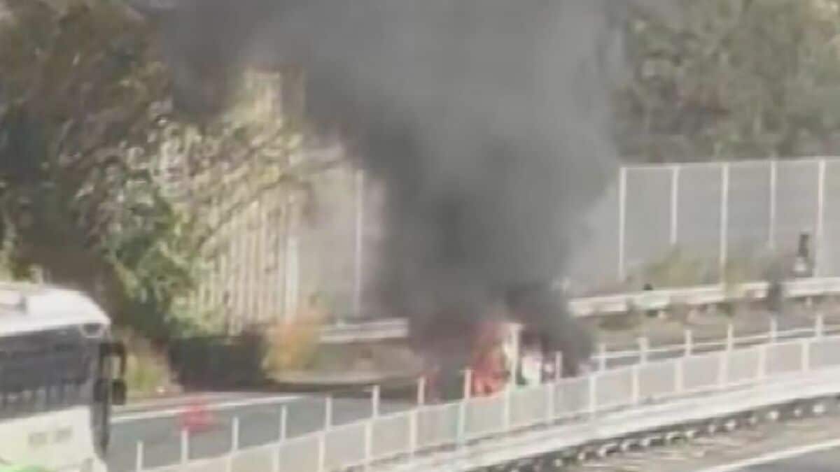 中央道で車2台炎上 3台絡む事故で 上り線小牧JCT～小牧東IC通行止め（11/30 11:40現在）