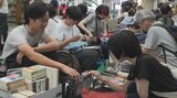 段ボール1箱分の古本を持ち寄り販売　英和大の学生も出店　こうふのまちの古本市|TBS NEWS DIG