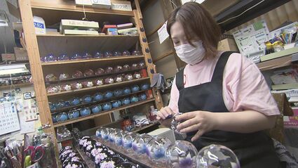 目と耳で涼しさを」風鈴の絵付け最盛期 海外輸出も増加 福島・喜多方市