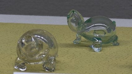 深く澄んだ青色“小谷ブルー”の魅力を 小谷眞三さんの「倉敷ガラス」展