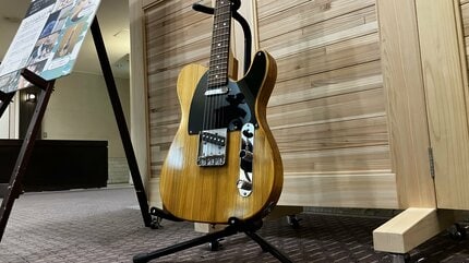 奏でたのはブルーハーツ…学校の“机”で作ったエレキギターで演奏披露