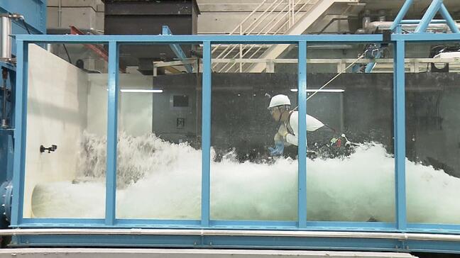 20~30センチの再現津波に数秒で流されたスタッフ 専門家が警鐘ならす「津波注意報レベルの津波」 180センチ80キロ超の記者は30~50センチの『ひざ上津波』に全く踏ん張れず【カムチャツカ半島 M8.7地震】|TBS NEWS DIG