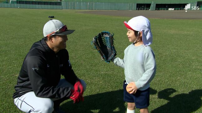 投げて、打って、走って…くふうハヤテと靜甲ソフト部が園児と交流 ボール遊び教室開催=静岡|TBS NEWS DIG