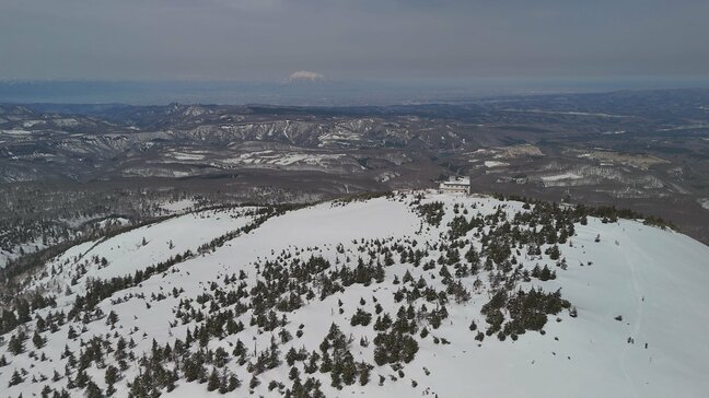 春の八甲田 澄み切った青空のもとスキーヤーたちが雄大な自然に描くシュプール 春の足音は里から山へ【カメラマンが見るレンズの先の世界】|TBS NEWS DIG