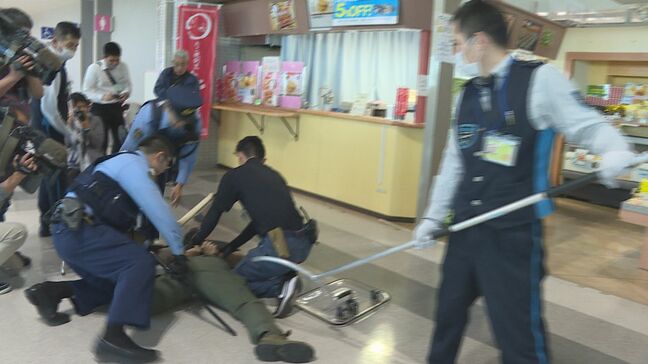 「万博も開催中で訓練は重要」不審者の侵入を想定し訓練　山口宇部空港|TBS NEWS DIG